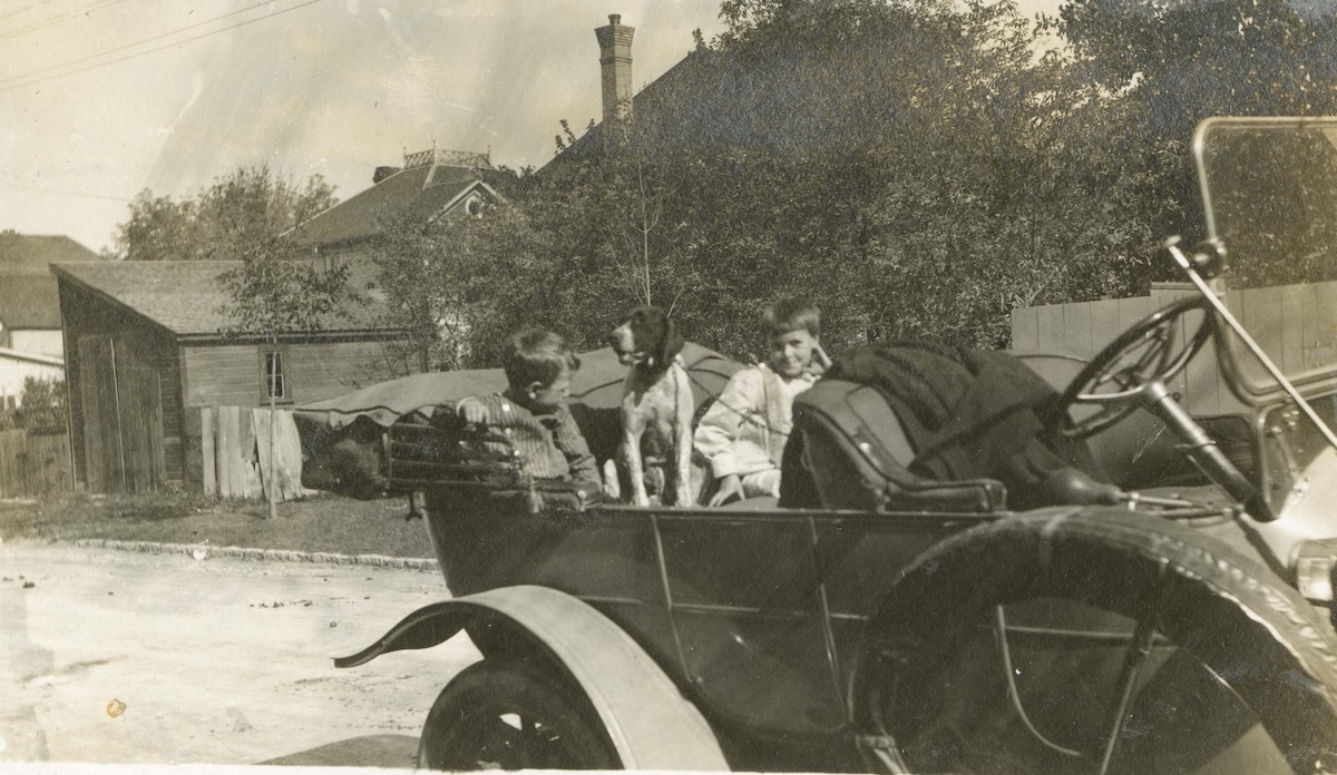 1912-1915ca - Children with dog in car